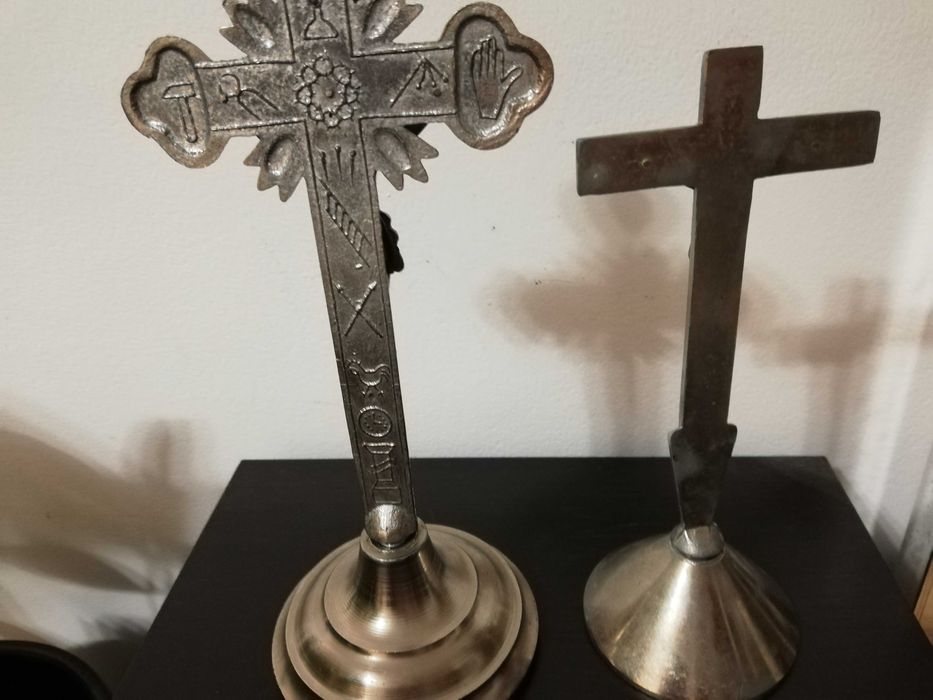 Zabytkowe dwa krucyfiksy na postumencie stan bardzo dobry