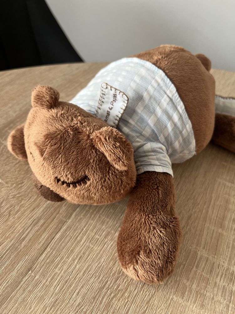 Maskotka miś Mamas&Papas leżący komoda półka ozdoba
