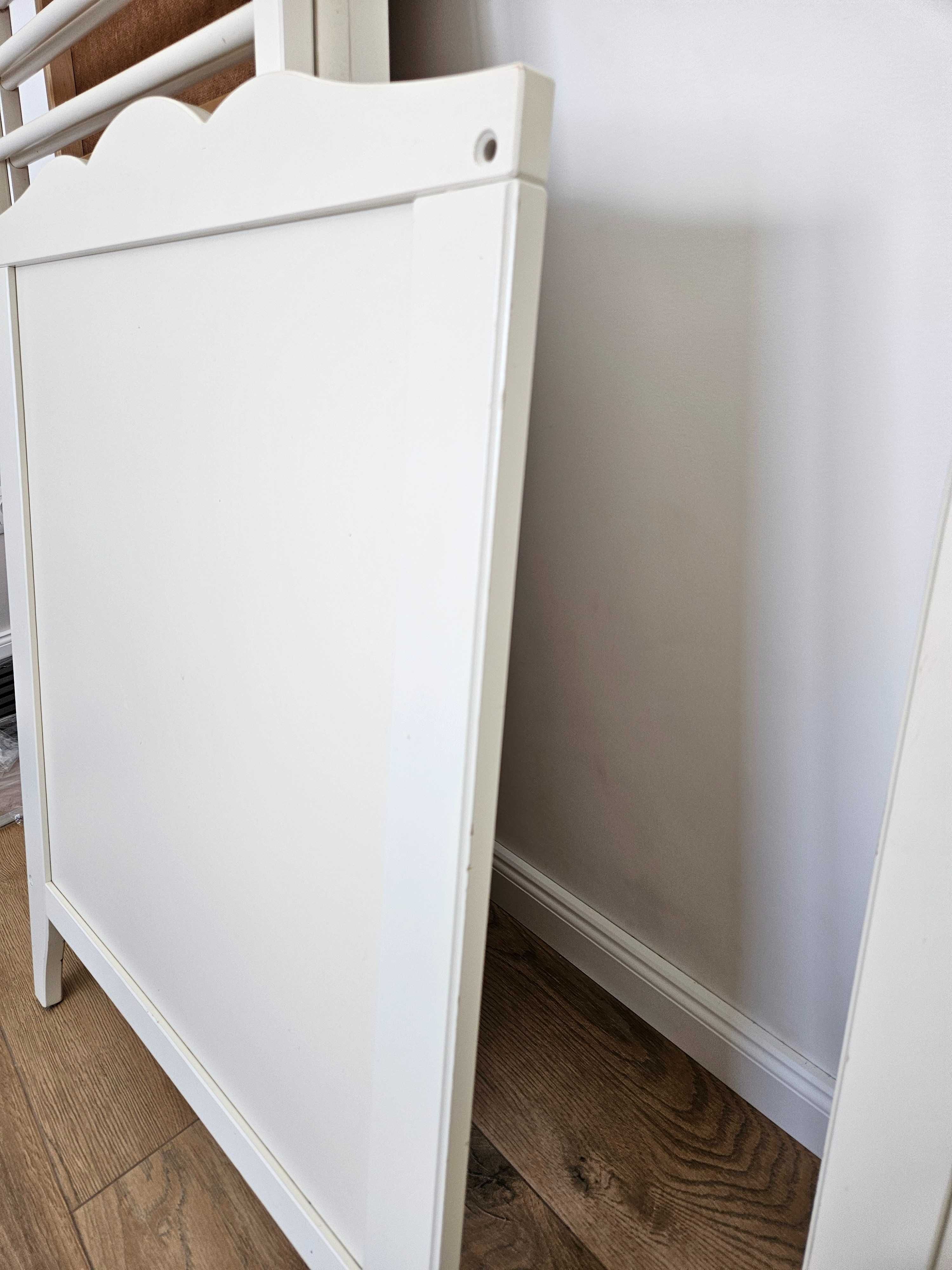 Białe klasyczne łóżko  IKEA SMÅGÖRA 60x120