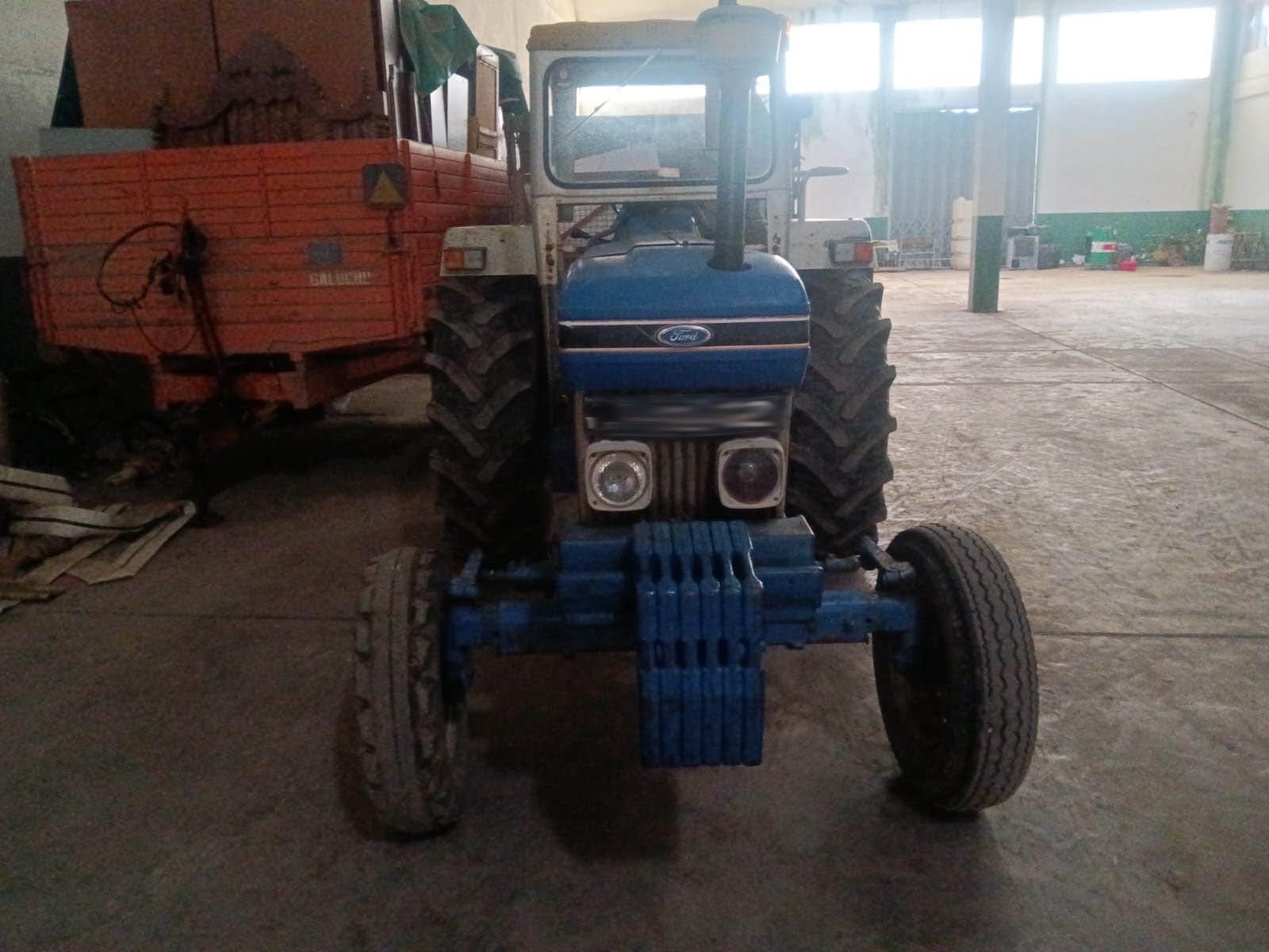 Tractor Agrícola Ford 5610 II com menos de 4.000 horas de serviço