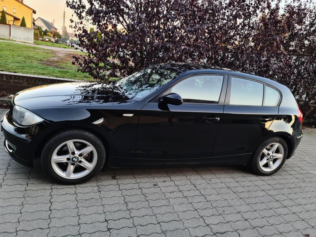 BMW seria 1 czarna 116i 2009 5 drzwi e87