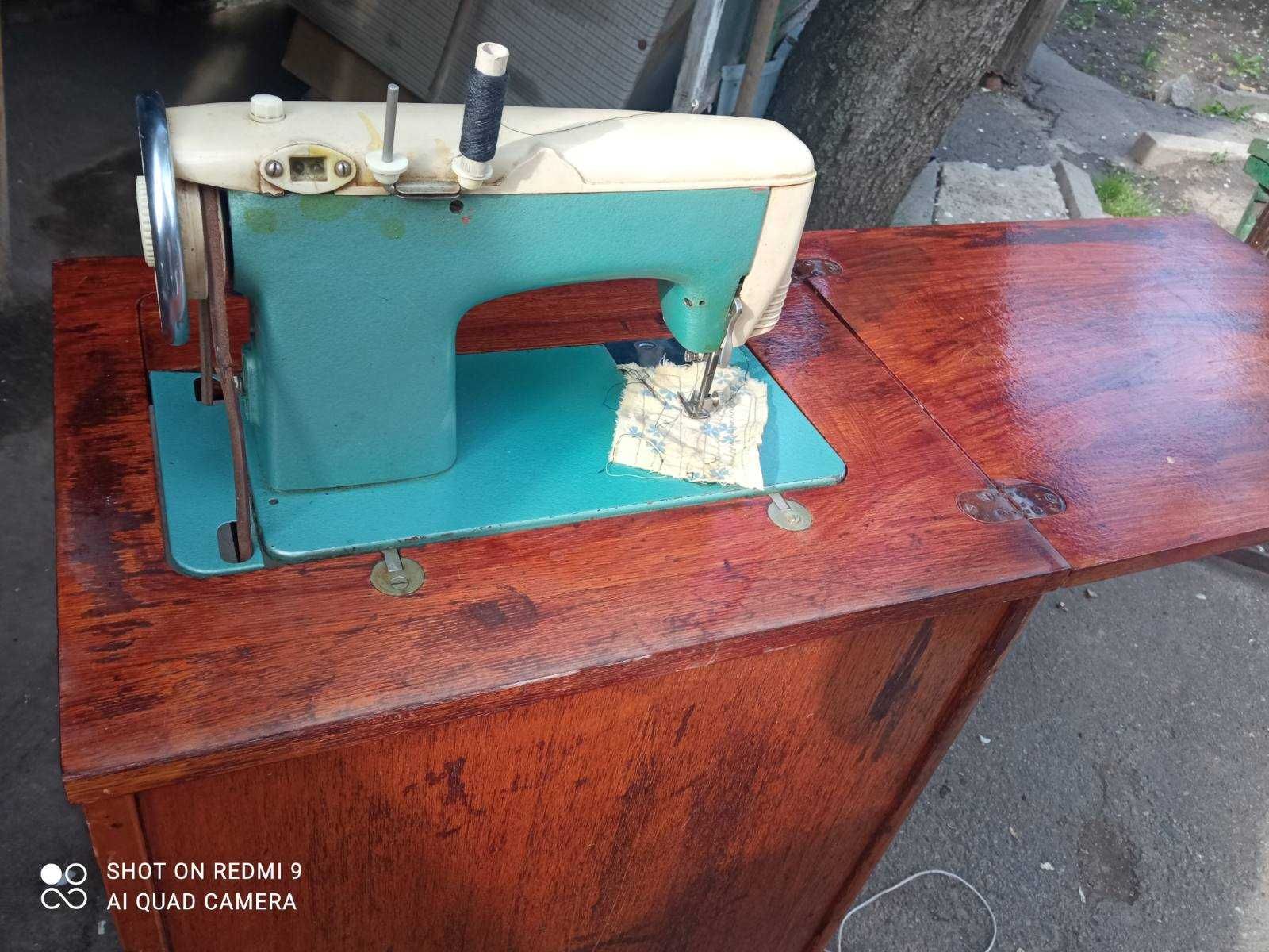 Швейная машинка "Чайка" с ножным приводом