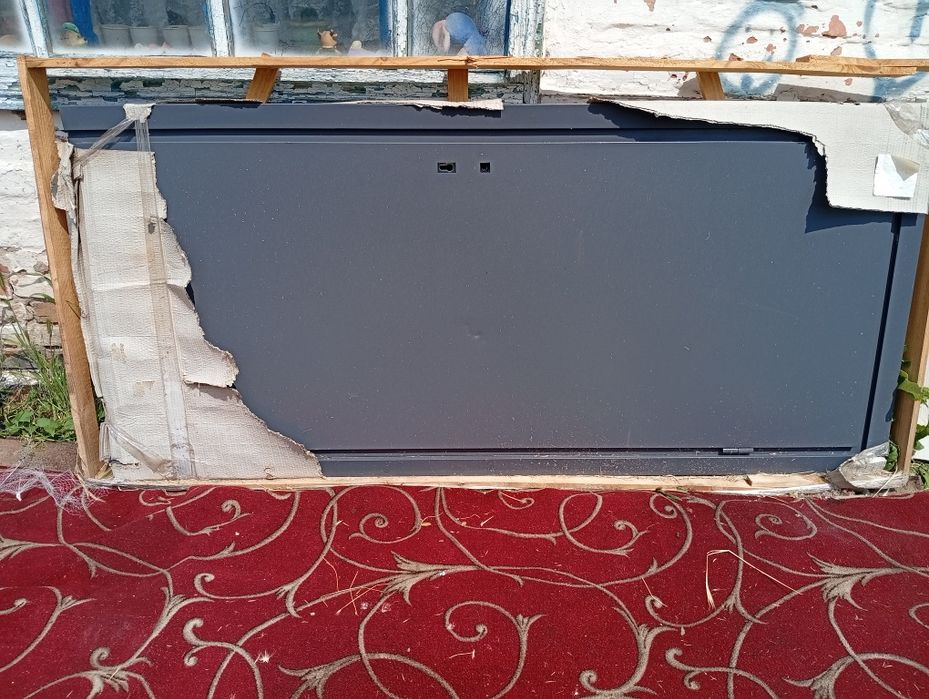 Продам броньовані двері з мін ватою всередині.Дволистовий мета.