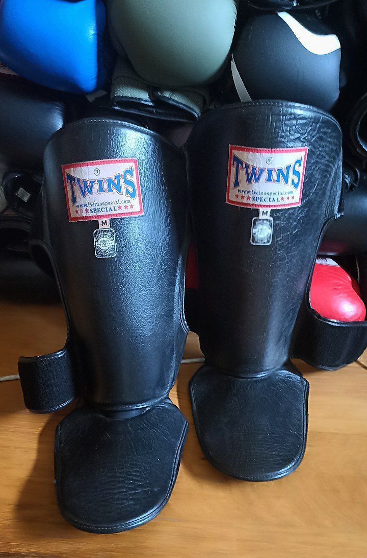 Caneleiras TWINS em pele