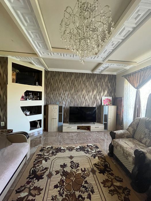 Продається будинок з земельною ділянкою.