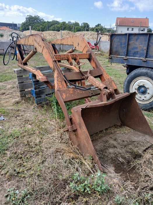 Vendo carregador frontal para trator