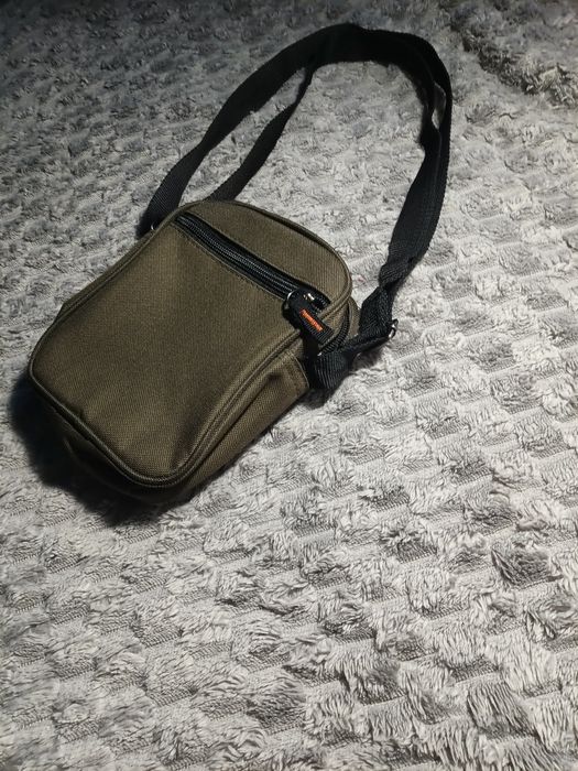 Зелена сумка з багатьма карманами