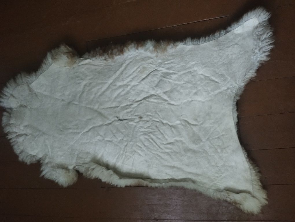 Owcza wełna - dywanik.
