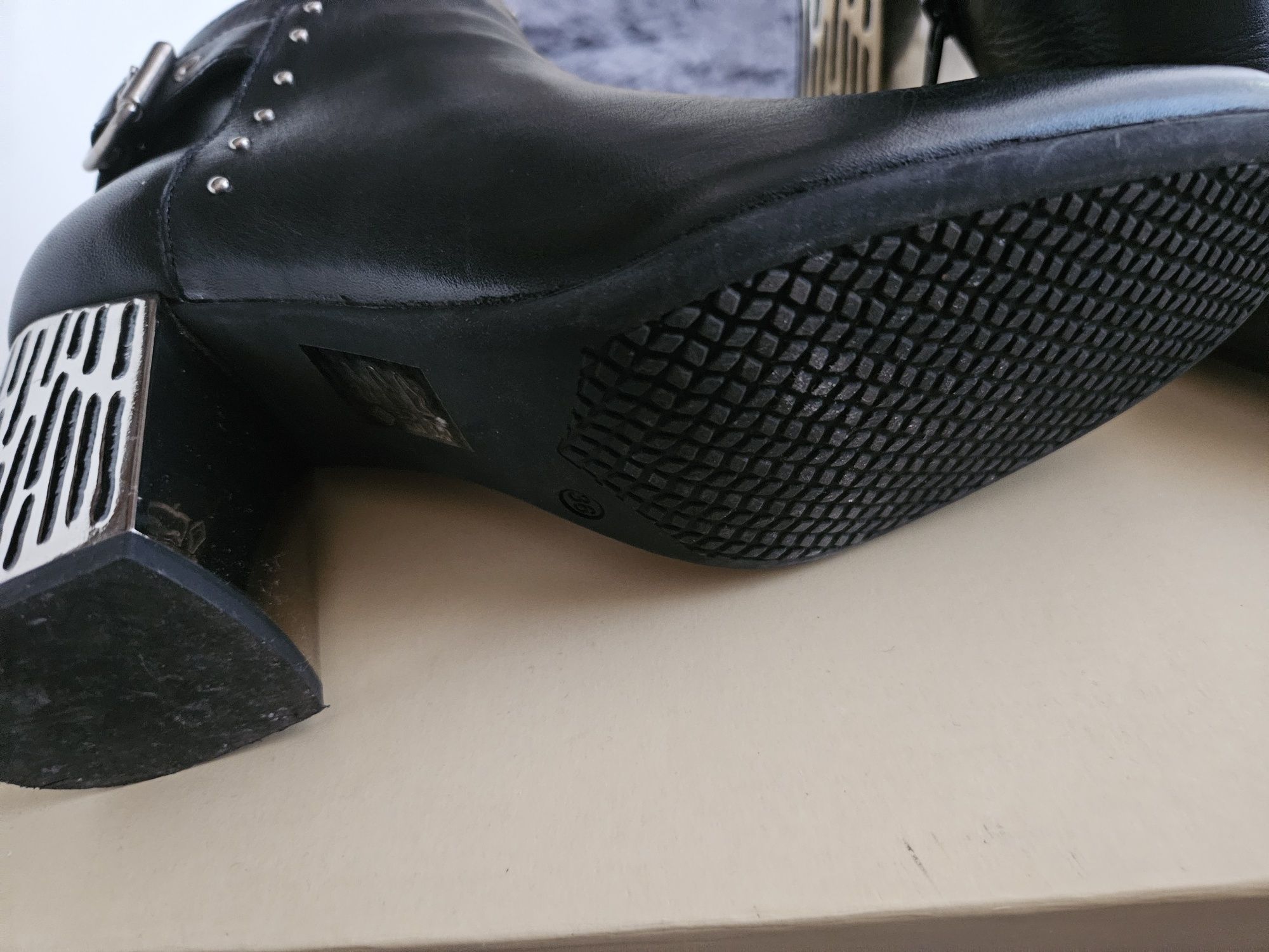 Botas em pele da MLY