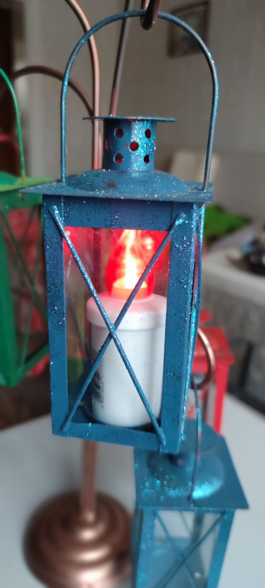 Piękny stojak z lampkami metalowymi