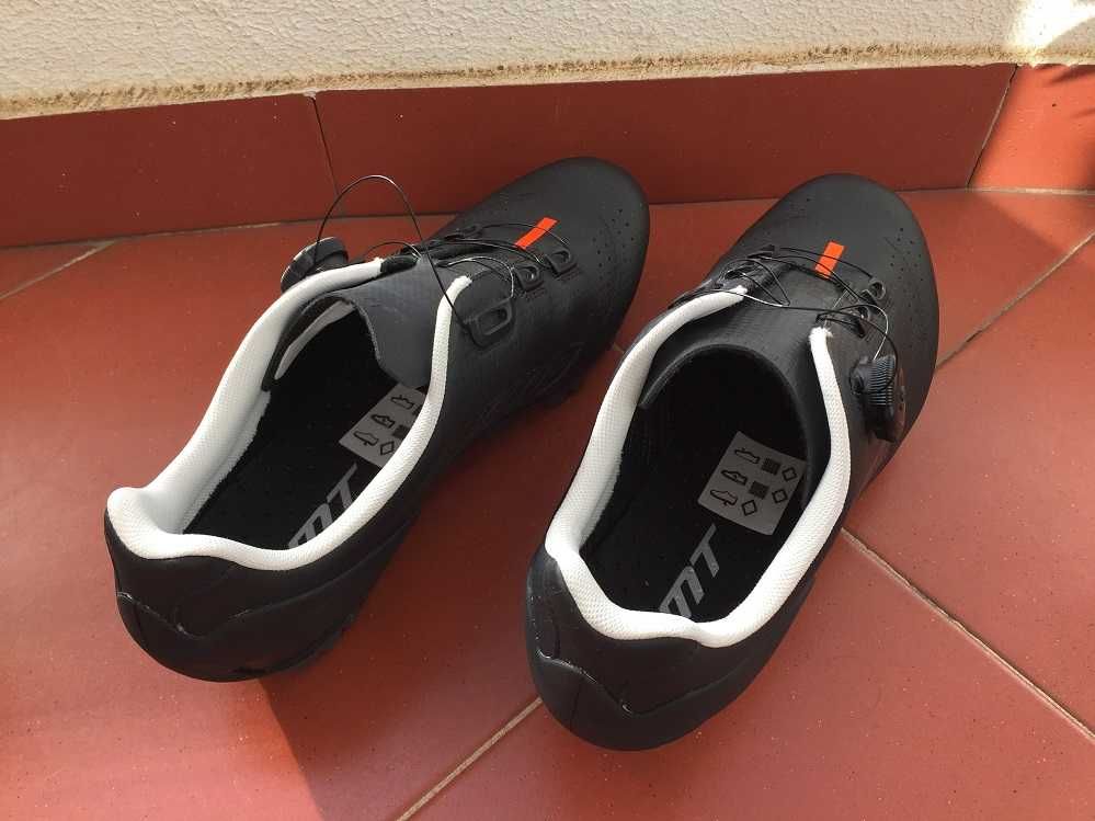 NOVOS sapatos DMT ciclismo nr. 42 grande com encaixes tipo shimano