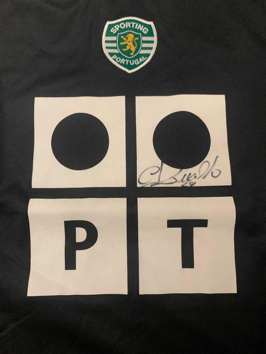 Camisola assinada por Cristiano Ronaldo aos 17 anos 2002/2003