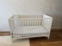 Berço IKEA em ótimo estado + colchão > Pronto para uma nova família!