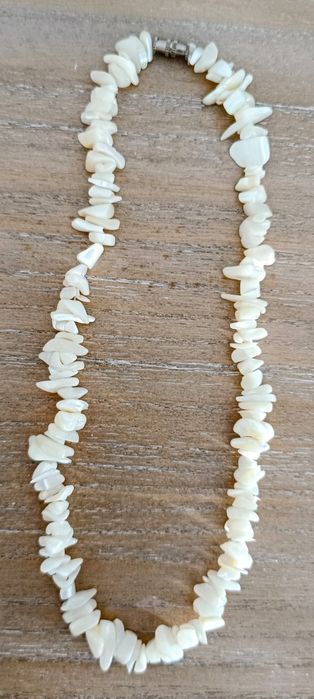 Colar de pedras de quartzo brancas, como novo