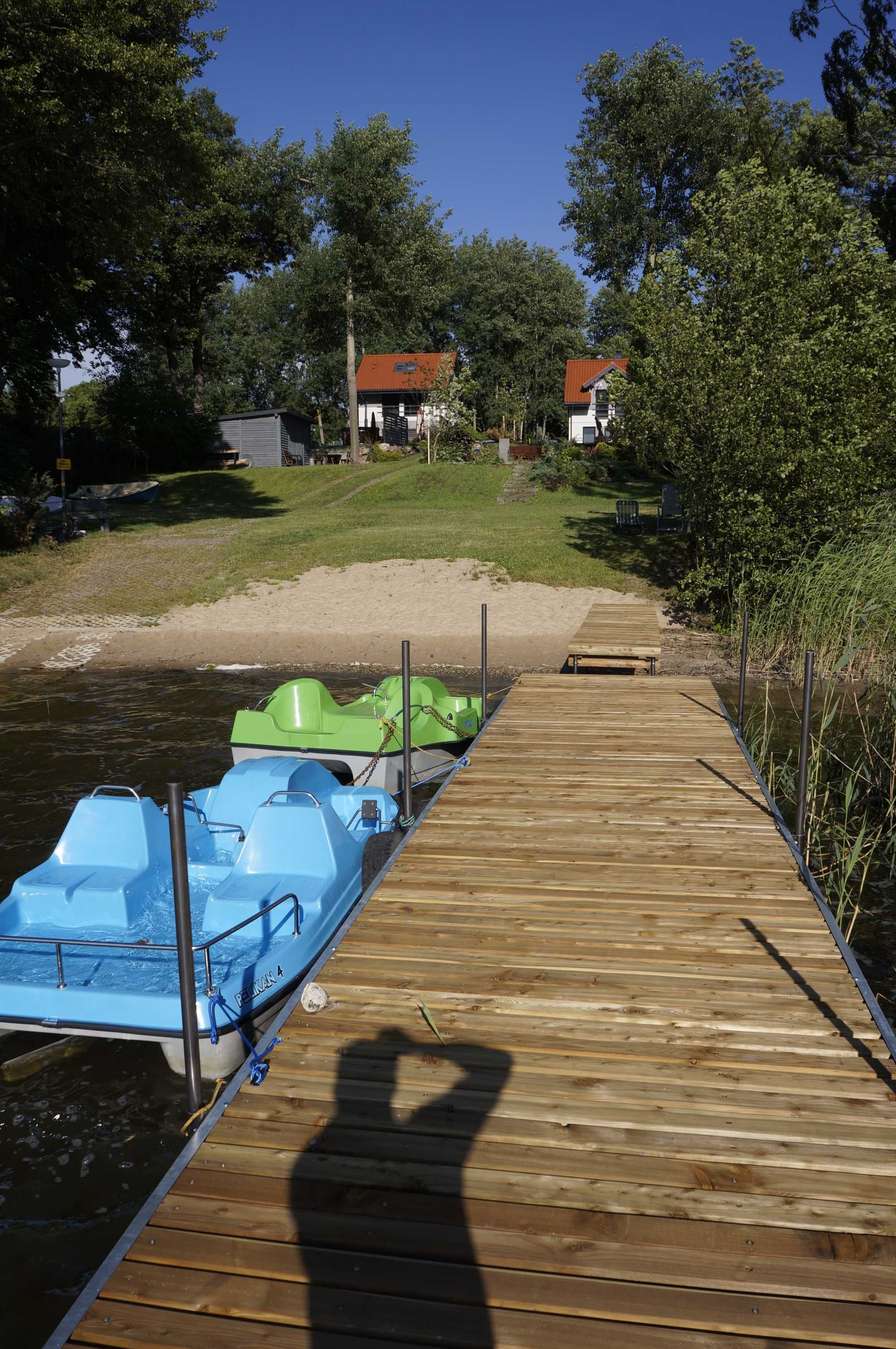 Domek letniskowy nad jeziorem z własną linią brzegową