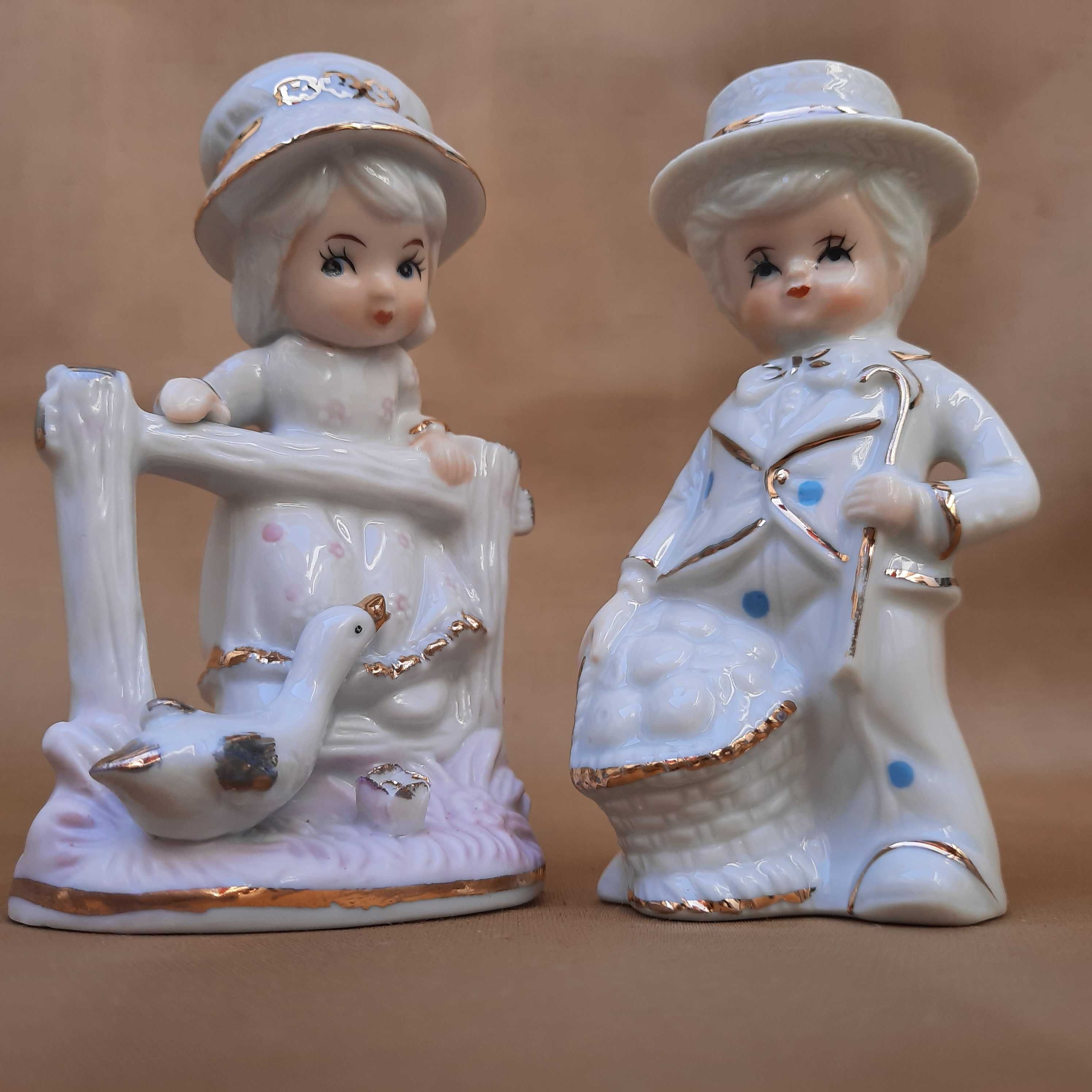 Par estatuetas de porcelana. Menina e ganso.