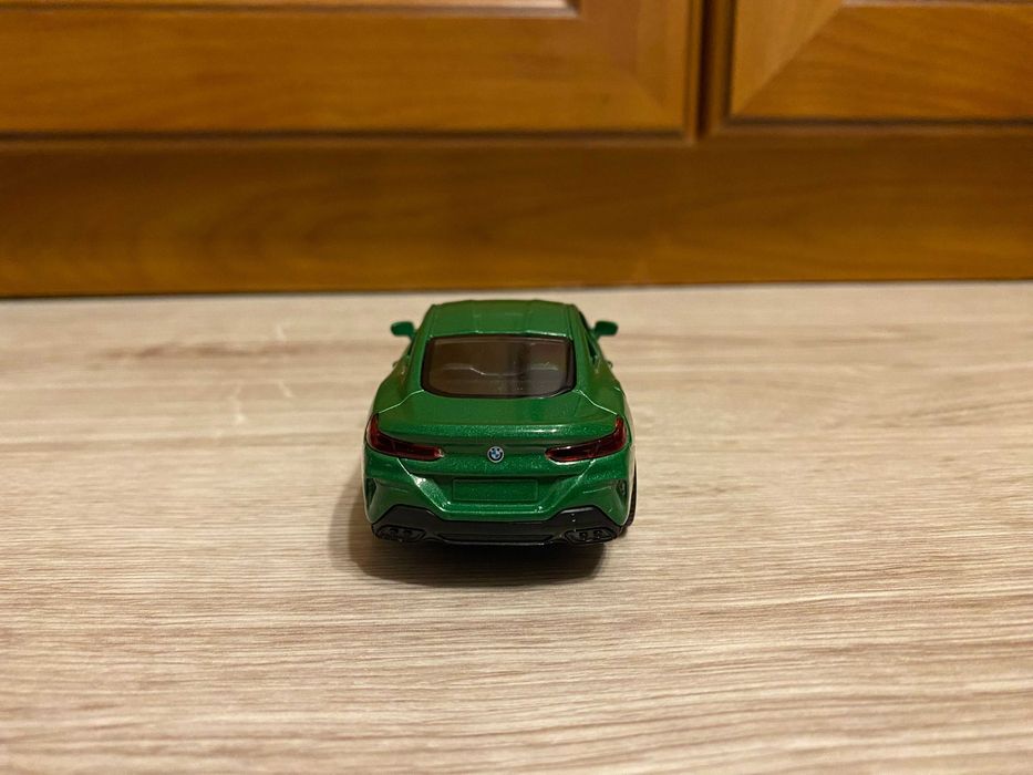 Bmw m850i zielony 1:43/1:44