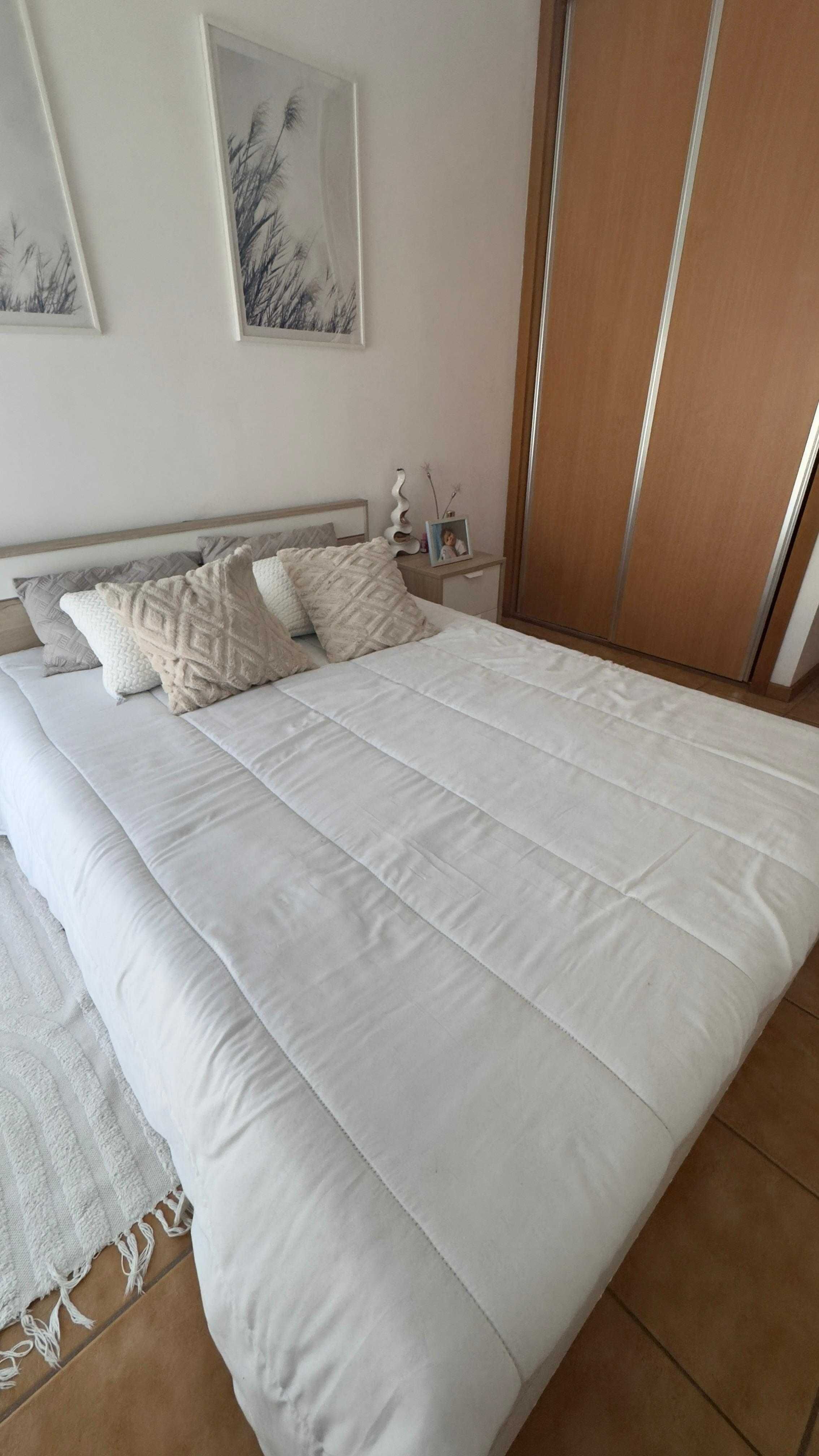 Cama de Casal e Mesinha