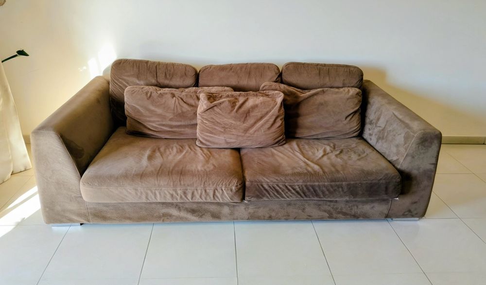 Sofás de veludo castanho