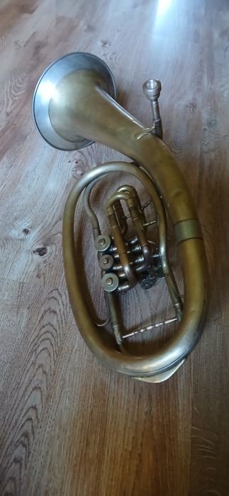 Mosiężny instrument trąbka.
