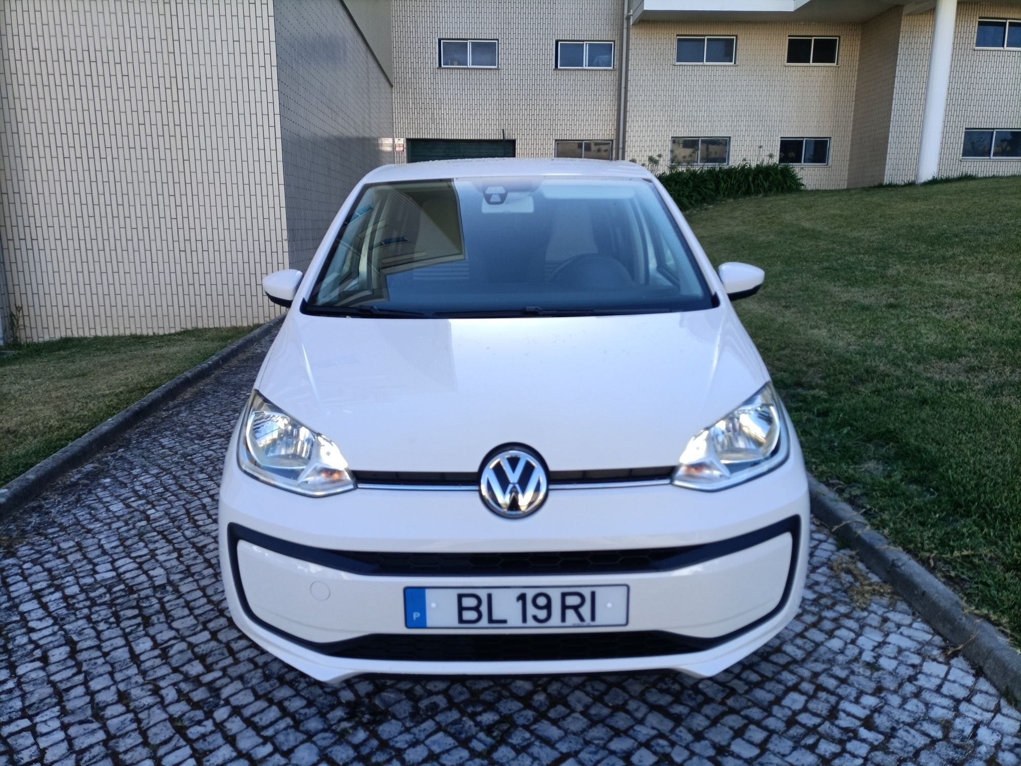 Volkswagen up! 1.0cc Move up! 2018 bem estimado
