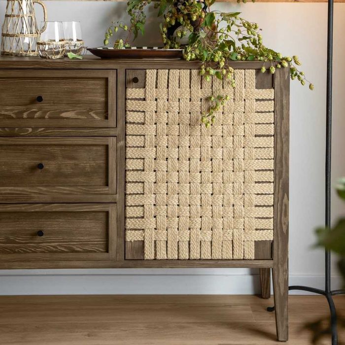 Komoda drewniana z plecionką jutową w stylu farmhouse,  retro