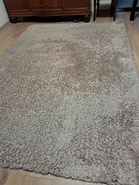 Dywan beżowy. Jasny.