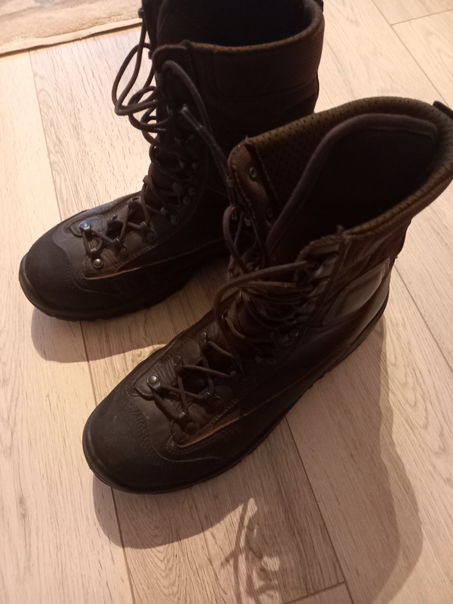 Sprzedam buty męskie (kupione do szkoły wojskowej jako mundur) rozmiar