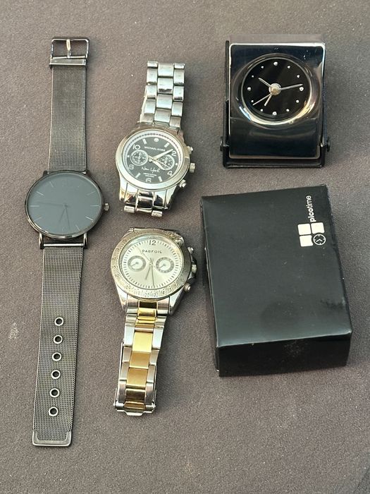 Zestaw 4 zegarków - 3 damskie na rękę + budzik (baterie do wymiany)