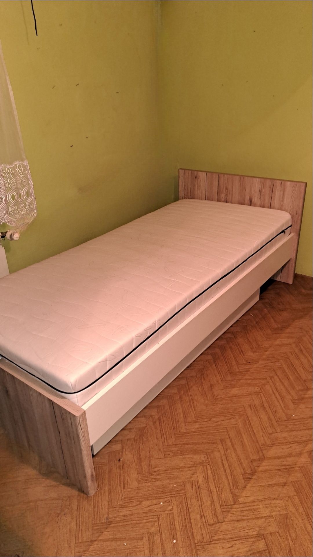 Łóżko z materacem i półką