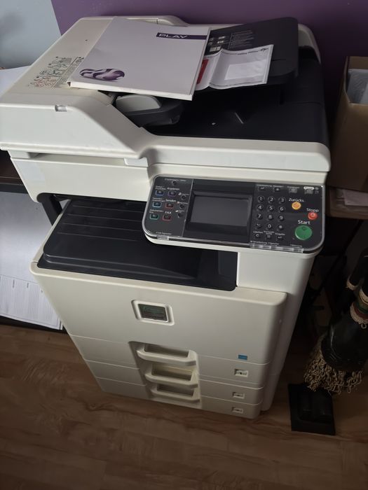 Wielofunkcyjna kserokopiarka z 4osobnymi polkami na ksero