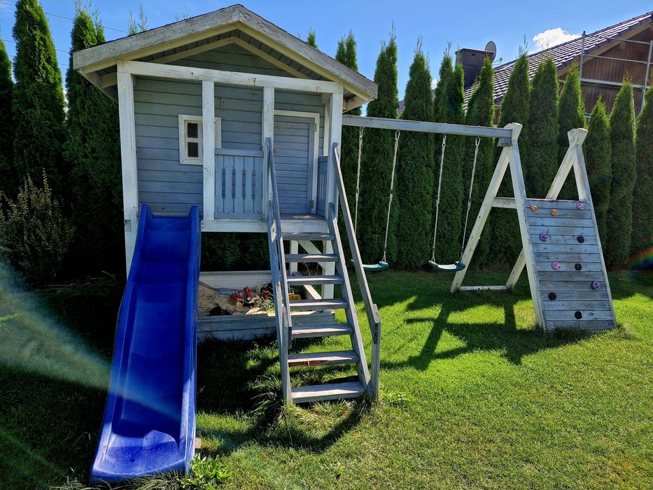 Plac zabaw z domkiem