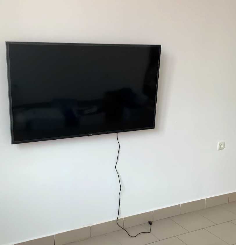 Продаю телевізор LG 50UQ75 + кронштейн
