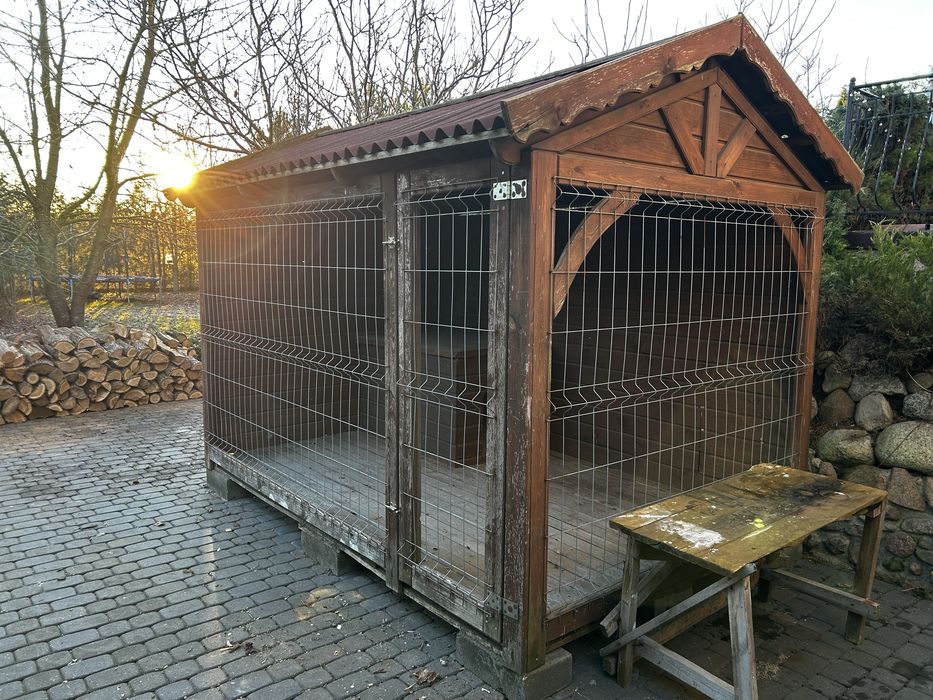 Duży drewniany zadaszony kojec z ocieplaną budą