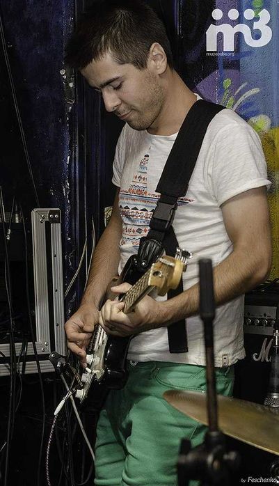 Nauka gry na gitarze oraz śpiewu.