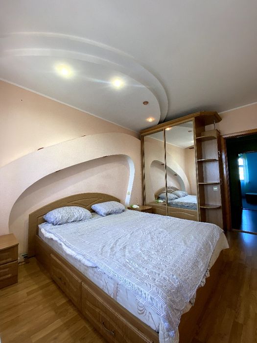 Продаж просторої трьохкімнатної квартири на Жадова( ближне)