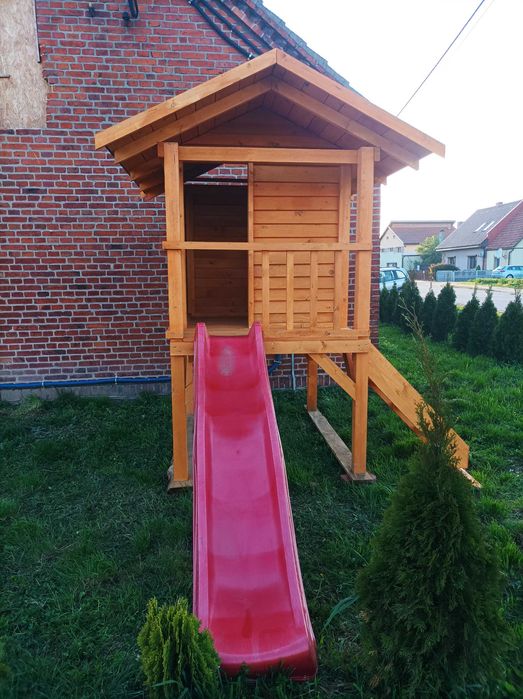 Domek dla dzieci z zjeżdżalnią