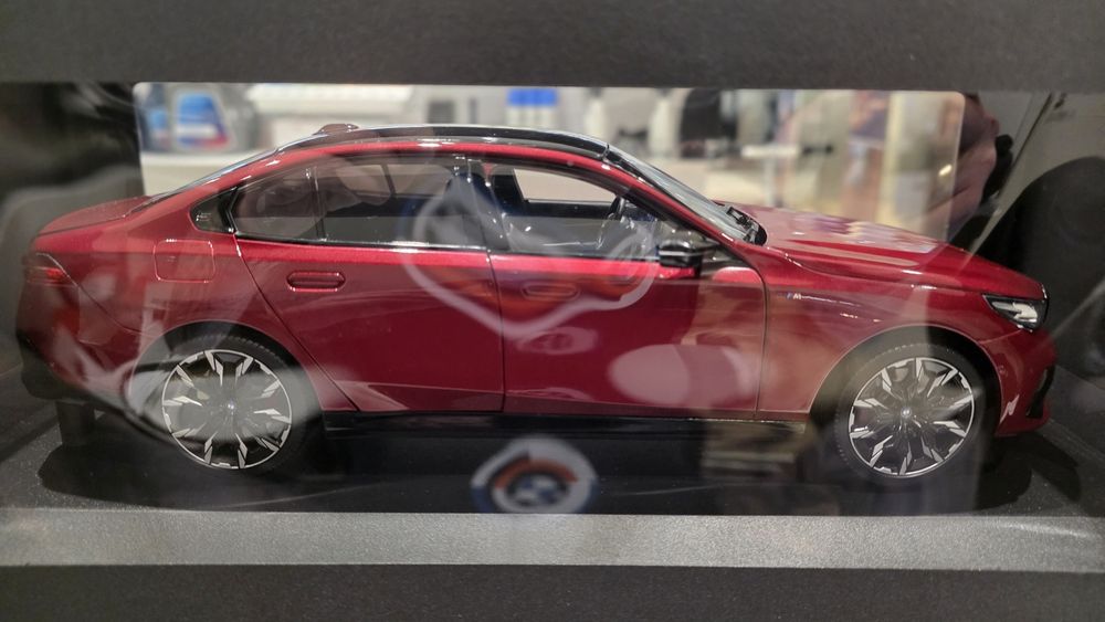 Miniatura 1:18 BMW i5 G60, oryginalna, nowa