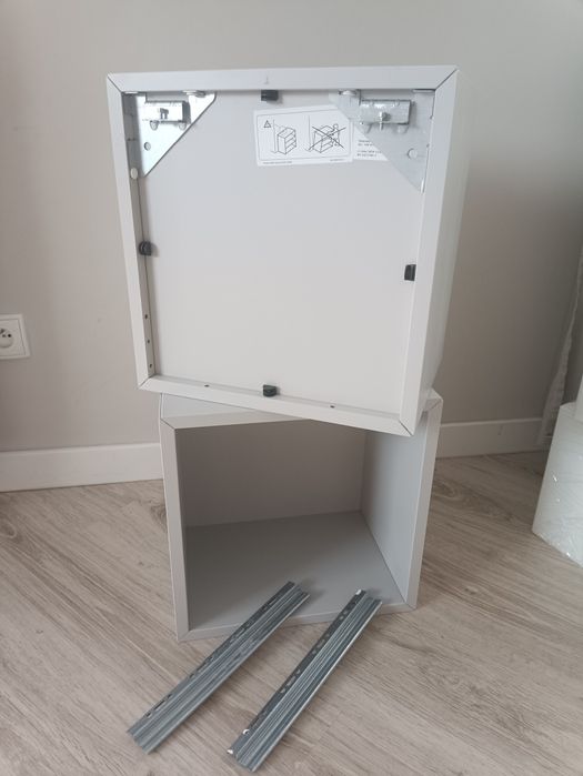 Dwie jasnoszare szafki eket IKEA wraz z szyną do zawieszenia 35x35x25