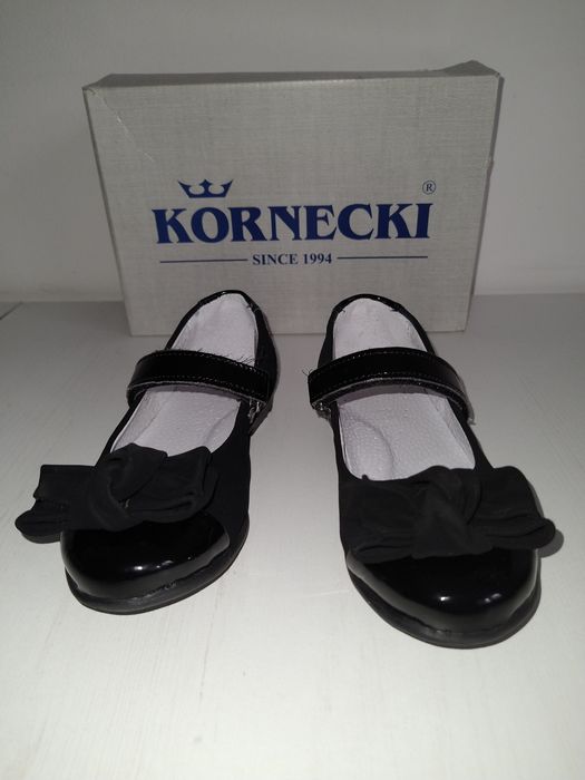 Czarne eleganckie balerinki z kokardkami 27 Kornecki