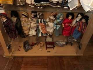 movel com coleccao de bonecas de todo o mundo