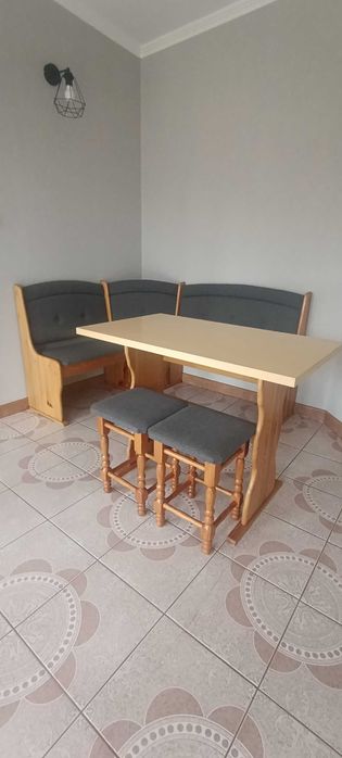 Zestaw mebli do jadalni / kuchni – narożnik, stół i dwa taborety