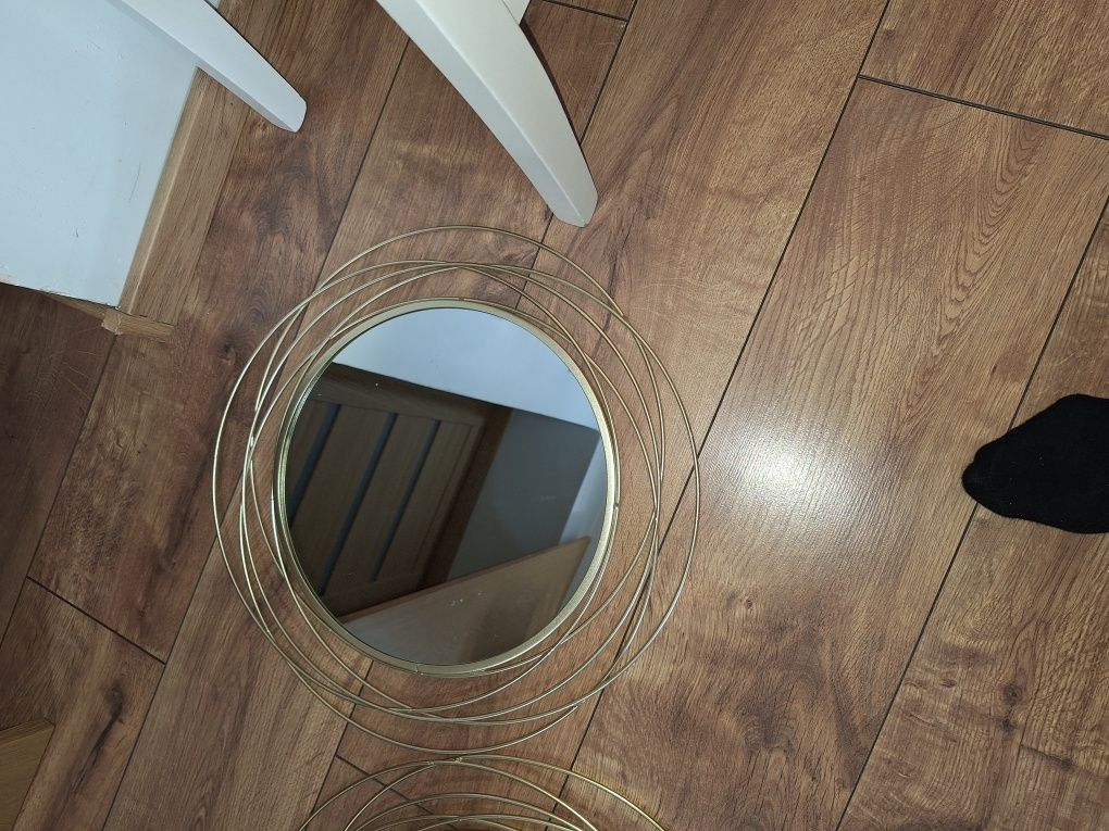 Złote okrągłe ozdobne lusta styl glamour. Średnica samego lustra 30 cm