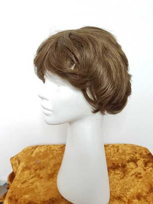 Krótka brązowa peruka H056
