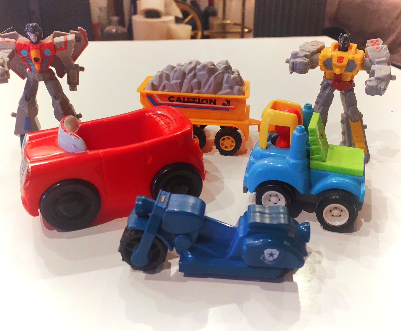 Auta i figurki/roboty i pojazdy zestaw zabawek jak na zdjęciu 6x
