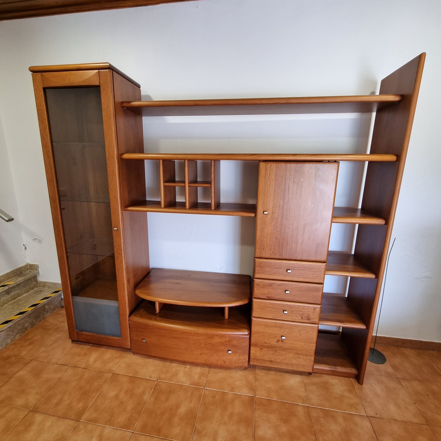 Móvel sala em pinho maciço com vitrine eletrificada