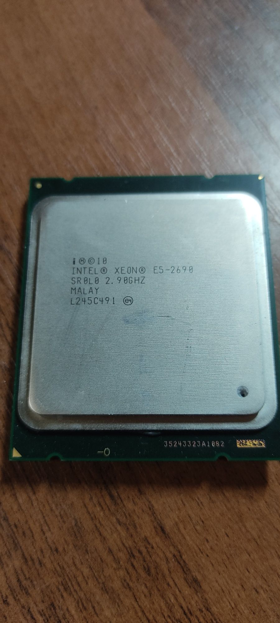 Процесор Intel Xeon E5-2690.