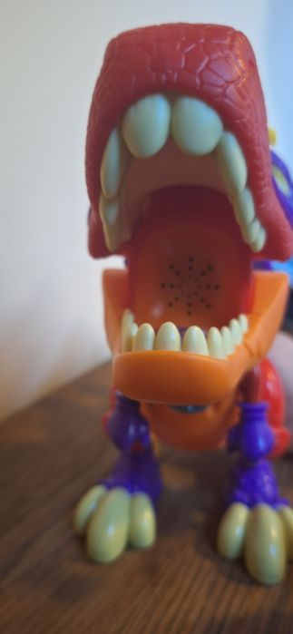 Superdino V-REX z 2 figurkami SuperZings