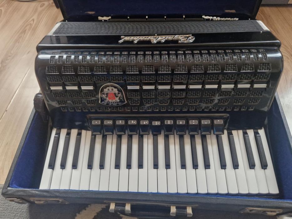Akordeon Royal Standard 120 basów super stan