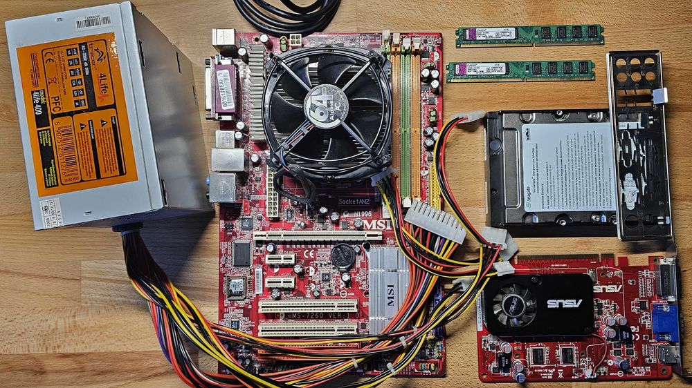 Komputer stacjonarny (bez obudowy) – AMD Athlon X2 / Radeon HD4650